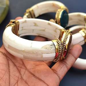 Brazalete de Hueso Tallado Vintage, Joyería Redonda Hecha a Mano Tradicional y Duradera con Textura Natural, Estilo Boho-Chic Único - Product Image 4