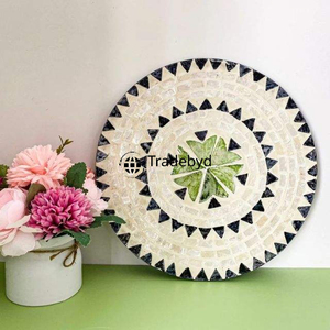 Plateau décoratif en nacre par Tradebyd pour présentation de table élégante. - Product Image 3
