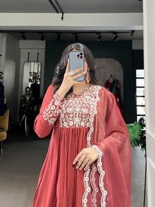 Conjunto Salwar de Algodón Étnico de Color Evergreen de la Colección Premium de Aspecto Elegante con Lentejuelas y Bordado de Hilo - Product Image 6