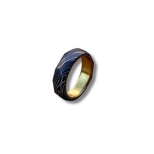 Anillo de Compromiso Masculino de Acero de Damasco Hecho a Mano con Acabado Martillado, Personalizable, OEM, DIY, Regalo de Alta Calidad para Aniversario de Bodas - Product Image 1