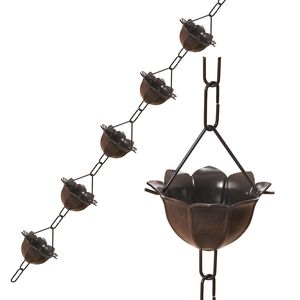 Elegante cadena de lluvia de metal que guía el agua a través de vasos interconectados que producen sonidos relajantes y ritmicos del agua al aire libre. - Product Image 5