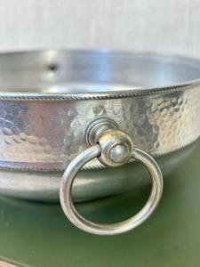 Cacerola de Metal con Acabado Plateado y Diseño Martillado Premium con Tapa de Perilla de Anillo para Uso en Comidas Tradicionales y Presentación en Mesa - Product Image 6