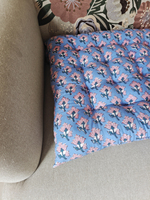 Coussin de chaise matelassé en coton bleu à motifs floraux, imprimé à la main, écologique, non toxique, garni de fibres 100 % polyester, pour lecture et repos au lit