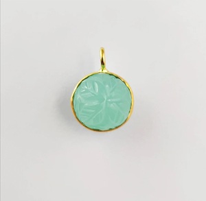 Colgante de Piedra Preciosa Redonda de Calcedonia Aqua de 12 mm, Bisel Chapado en Oro, Amuleto Tallado con Flores para la Fabricación de Joyas Infantiles al por Mayor - Product Image 3