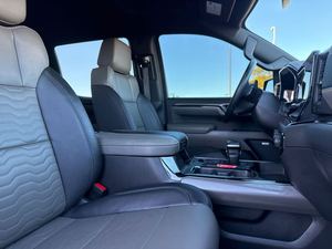 เชฟโรเลต ซิลเวอร์โด 1500 ZR2 ปี 2023 รุ่นครูว์แค็บ ขับเคลื่อน 4 ล้อ เกียร์อัตโนมัติ ภายในหุ้มหนังสีเข้ม กล้องมองหลัง ยาง R16 พวงมาลัยซ้าย - Product Image 3