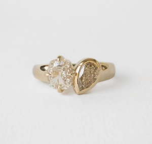 Anillo de compromiso clásico de oro amarillo de 18 quilates para mujer con diamantes cultivados en laboratorio con corte pera y corte cojín, certificado IGI, estilo Toi et Moi - Product Image 1