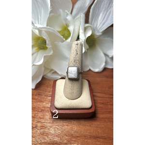 Anillo de Plata de Ley y Búfalo Blanco Hecho a Mano por Joyería Coleccionable de la Cultura Navajo - Product Image 3