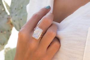 Petite bague rectangulaire en pierre de lune, faite à la main, en argent sterling 925, pierre de naissance de juin, style bohème, bijou quotidien, idée cadeau unique - Product Image 2