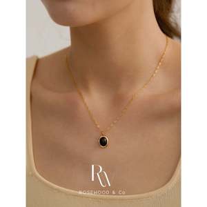 Delicata Collana con Opale Nero e Catena in Oro Impermeabile, Ciondolo Ovale Inossidabile, Catena a Maglia Curb, Regalo - Simbolo Religioso Buddista - Product Image 1