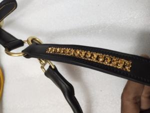 Harnais en cuir Adeefa Enterprise avec cristaux dorés et rembourrage jaune pour chevaux avec embout en laiton pour chevaux. - Product Image 5