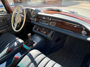 DEPÓSITO INICIAL para Classic Vintage para Mercedes-Benz 280SE 3.5 de 1970 restaurado con transmisión manual de 6 velocidades - Product Image 2