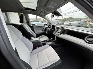 Toyota RAV4 XLE AWD 2017, transmission intégrale, moteur 2,5 L I-4 DOHC, automatique, SUV/crossover - Product Image 3