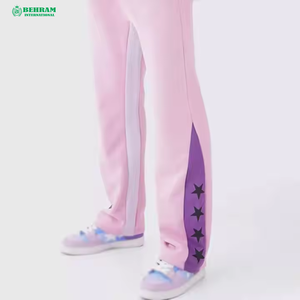 Ensemble de survêtement rose à capuche pour homme avec imprimé étoiles noires, coupe ample, style streetwear, pantalon de jogging long, taille élastique, poches latérales - Product Image 5