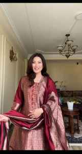 Ensembles de costumes Banarasi purs et magnifiques pour femmes en couleur marron pour les festivals et les mariages - Costumes en gros, ethniques indiens et pakistanais, Kurti - Product Image 2