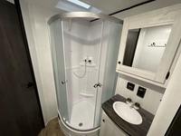 Camping-car de luxe 4x4 tout-terrain, mini-caravane, remorque RV pour 4 personnes, en fibre de verre, avec TV, chauffe-eau, cuisine et douche