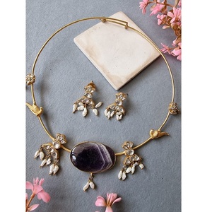 ชุดอเมทิสต์ดอกไม้บานสีทองสร้อยคอและต่างหูชุดกลีบดอกไข่มุกสำหรับงานแต่งงานสำหรับผู้หญิง - Product Image 1