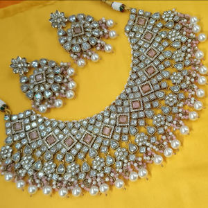 Nuevo diseño elegante chapado en oro tradicional Motipearl & Drop Kundan tachonado gargantilla collar pendiente Mangtika conjunto y conjunto de joyería Mujer - Product Image 1