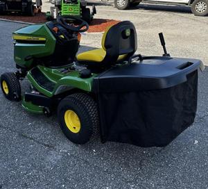 Nuevo Tractor Cortacésped John Deere X350R con Plataforma de Corte de 42 Pulgadas y Recolector de Césped, para Jardinería Comercial - Product Image 2