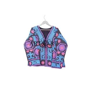 Chaqueta Corta de Invierno para Mujer, Hecha a Mano, con Bordado Suzani, Diseño Floral Acolchado, Cuello en V, 100% Algodón, Ecológica, Color Personalizado - Product Image 1