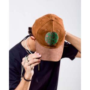 Gorra Deportiva Impermeable de 5 Paneles Super Suede, Talla Única, con Imagen Impresa y Bordado - Product Image 2