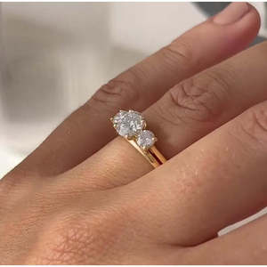 Bague de fiançailles à trois pierres en diamant de laboratoire certifié IGI 1,70 carat total, couleur D-E-F, pureté VVS-VS, forme ronde - Product Image 3
