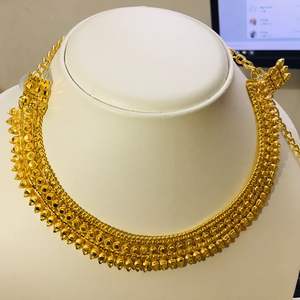 Parure de bijoux vintage en cuivre plaqué or 24 carats : collier, boucles d'oreilles, bracelets, peignes, broches - Product Image 1