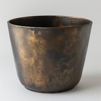 Poubelle en laiton fabriquée à la main avec revêtement noir brossé conçue pour les intérieurs décoratifs et l'esthétique de la vie moderne.