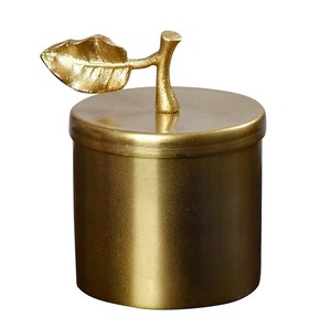 Pot de bougie en métal Standard avec couvercle de conception de feuille pour la décoration de table de maison et de noël pot de bougie en or de luxe - Product Image 1