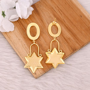 Boucles d'oreilles pendantes classiques en laiton plaqué or jaune, de haute qualité, faites à la main, cadeaux - Product Image 4