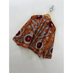 เสื้อแจ็คเก็ตสั้นกำมะหยี่แบบกลับด้านได้ ลายปักมือซูซานี สีเบิร์นซีเอียน สำหรับสุภาพสตรี คอลเลคชั่นฤดูใบไม้ร่วง รุ่นซามาร์คันด์ บลูม  ทำจากหนังแกะ - Product Image 4