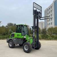 3t 4t 5 Tonnen Geländestapler 4x4 4WD Gabelstapler mit Breitbau und Geländereifen für Alle Raumentypen mit Geschlossener Kabine