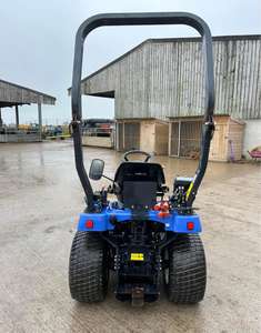 Tractor agrícola compacto ISEKI TXG237 con cargador de conexión rápida y cubo 4WD 22HP motor diésel 540 PTO 3 puntos de enganche, envío gratis - Product Image 2