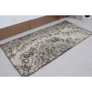 Alfombra Turca Vintage de 2.4x5.1 pies, Alfombra de Lana Gris con Puntos - Product Image 4