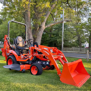 Tracteur de jardin Kubota 4x4 avec chargeur frontal et pelle arrière, couleur rouge, tracteur multifonctionnel sur roues - Product Image 2
