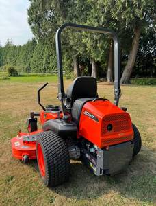 Tondeuse autoportée professionnelle Kubota ZD1211 diesel de qualité supérieure, prête à l'emploi pour l'entretien des pelouses commerciales - Product Image 2