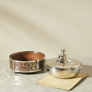 Cazuela de metal con acabado dorado, ideal para hoteles, restaurantes u hogares donde la comida debe mantenerse caliente y presentable durante largas horas - Product Image 5