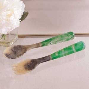 Magnifique ensemble de couverts en résine d'inspiration océanique avec poignées en texture ondulée, parfait pour un arrangement de table à manger élégant - Product Image 3