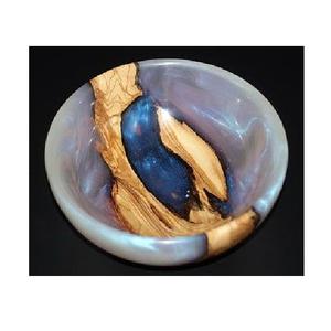 Bol décoratif en résine fabriqué à la main surface lisse et brillante aspect élégant idéal pour la salle à manger ou l'espace de vie - Product Image 1