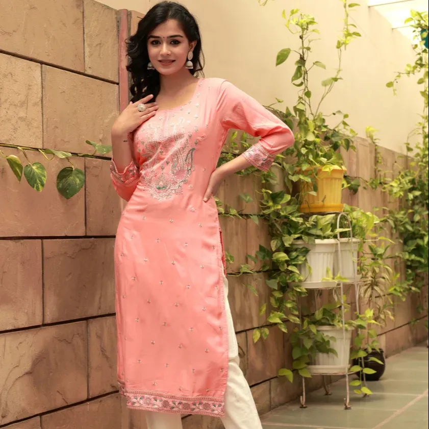Kurta droite brodée couleur pêche pour femmes vente en gros de robe en tissu de rayonne robe imprimée d'été indienne pour femme au prix de gros
