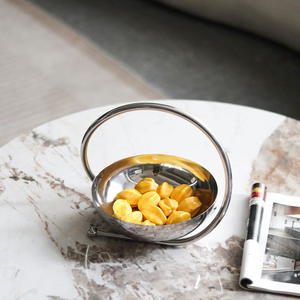 ถาดผลไม้สแตนเลสสตีลสีเงินหรูหรา ระดับไฮเอนด์ เป็นมิตรกับสิ่งแวดล้อม ผลิตโดย ZEHRA INDUSTRIES พร้อมหูจับโลหะ ดีไซน์เรียบง่าย สำหรับใส่ผลไม้แห้ง - Product Image 2