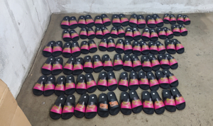 รองเท้าแตะหนังปักลายแฟชั่นฤดูหนาว น้ำหนักเบา สวมใส่สบาย พื้น PVC แบบสวมเปิดนิ้วเท้า พื้นรองเท้าด้านในนุ่ม ระบายอากาศได้ดี กันลื่น สวมใส่ง่าย - Product Image 4