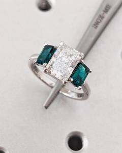 Radiant Cut Lab Moissanite Anillo de tres piedras Turmalina Piedra Corte Esmeralda Enrejado Ajuste Regalo - Product Image 6