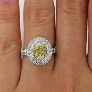 Bague de fiançailles de mariage Halo en argent sterling 925 avec diamant simulé jaune canari de taille ovale 4ct et Moissanite - Product Image 2