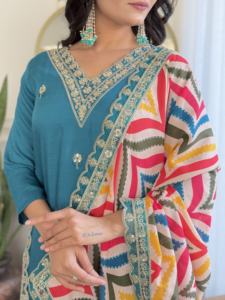 Magnifique ensemble Kurti embelli pour femmes avec détails fantaisie pour femmes idéal pour les événements occasionnels pour la vente à l'exportation - Product Image 5