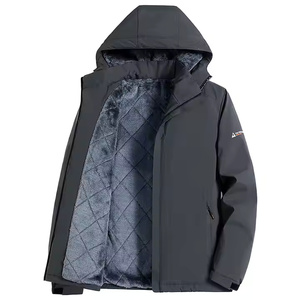 Conquista el clima de invierno con facilidad en esta chaqueta bien elaborada que combina la utilidad con la comodidad moderna para hombres activos - Product Image 4