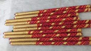 Tongkat Dandiya Kayu Bandhani Tradisional untuk Tari Navratri Garba, Buatan Tangan, Berbagai Warna, Sepasang (2 Tongkat)