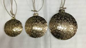 Festive Noël Anneau En Métal Cloche Décorations 3 Tailles Gravé Conception Ornement Suspendu pour La Maison Arbres Boule Arbre Style De Vacances - Product Image 4