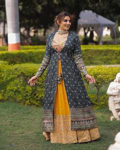 Robe indienne Lehenga Choli et Koti pour mariage et maison Ladies Lehenga Choli Disponible au prix de gros - Product Image 2