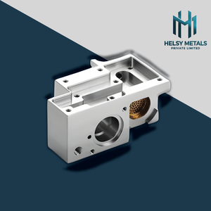 Carcasa de Aluminio Fresado VMC Industrial con Orificios Roscados de Precisión y Aberturas Perforadas para Ensamblajes Mecánicos - Product Image 5