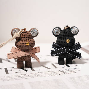 Diffuseur de voiture moderne en forme d'ours avec ruban, parfums longue durée de rose et de freesia, désodorisant solide en plastique pour tableau de bord - Product Image 1